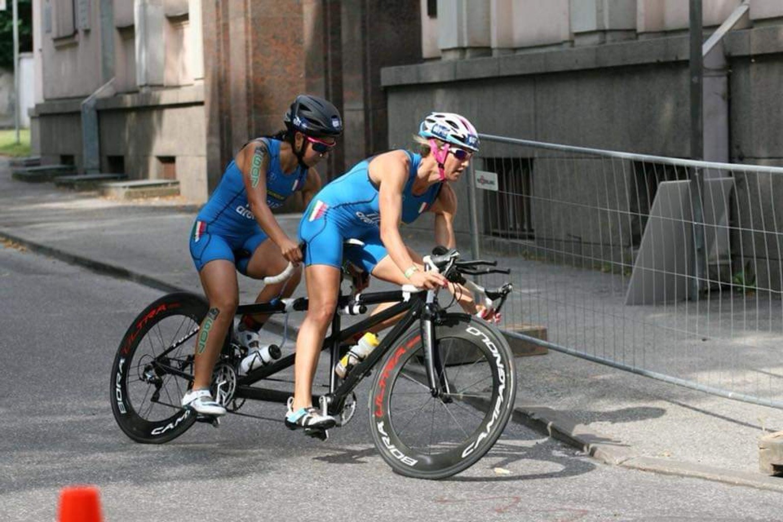 Gara di paratriathlon in tandem con la divisa azzurra della Nazionale italiana